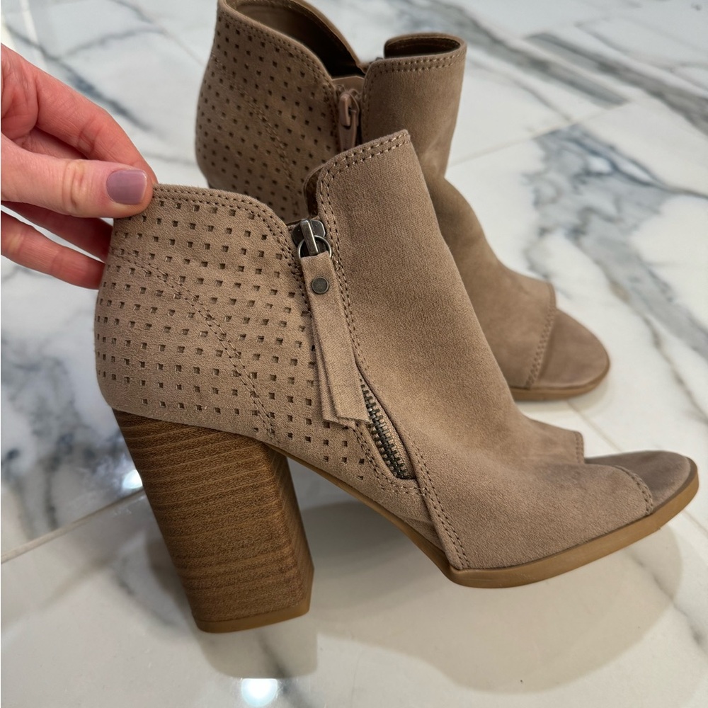 Universal Thread tan booties, 7.5